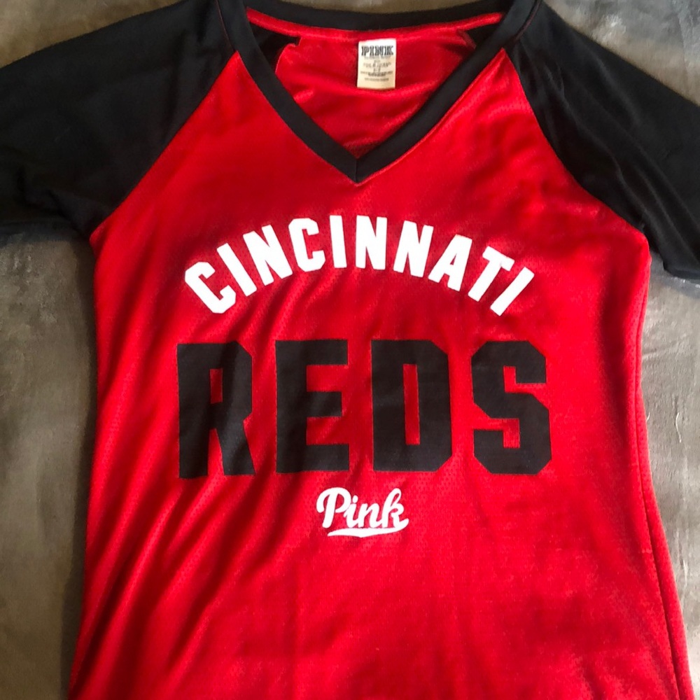 Cincinnati Reds tshirt by Pink, size small